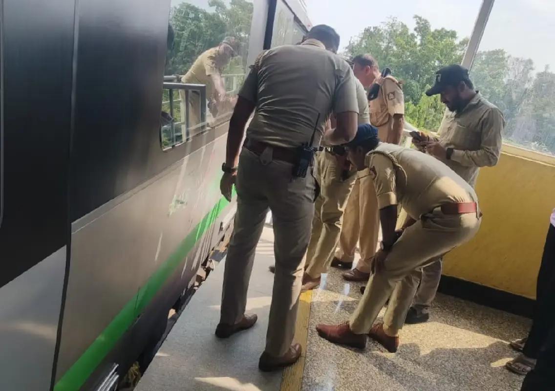 Teen jumps before metro train, dies at busy station - News Karnataka