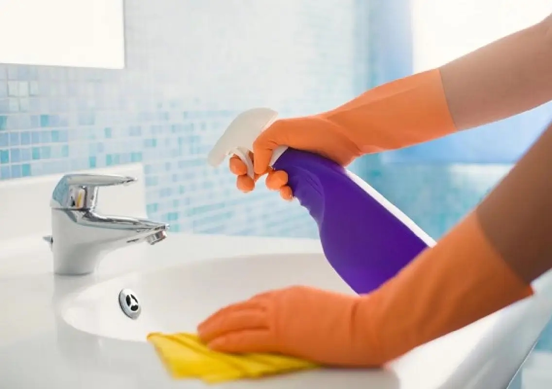 The squeegee hack that cleans bathroom floors in minutes - News Karnataka