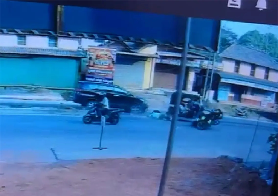 Two scooter riders escape death in Innova hit-from-behind crash at Hiriyadka: WATCH - News Karnataka
