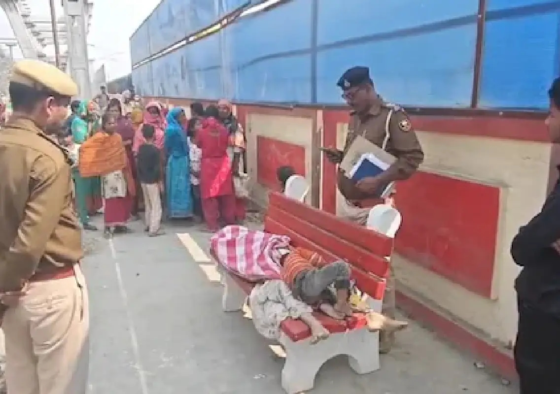 Woman found dead at station, children allege father strangled her - News Karnataka
