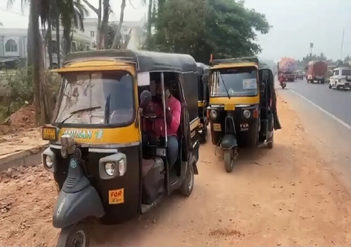 Auto drivers protest steep LPG price hike at Udupi outlet - News Karnataka