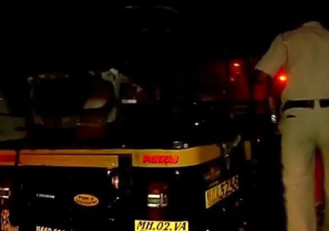 Auto set ablaze thrice, driver parks it in police station - News Karnataka