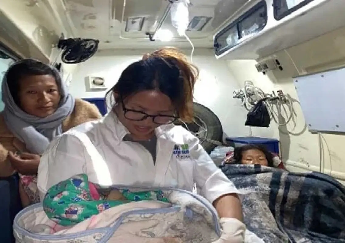 Baby delivered safely inside 108 ambulance - News Karnataka