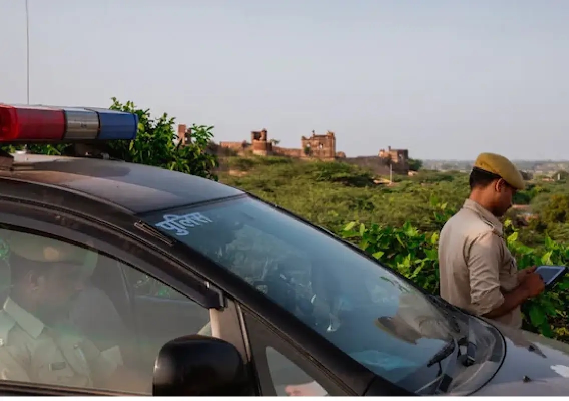 Bengaluru cop helps stranded bikers, heartwarming act goes viral - News Karnataka