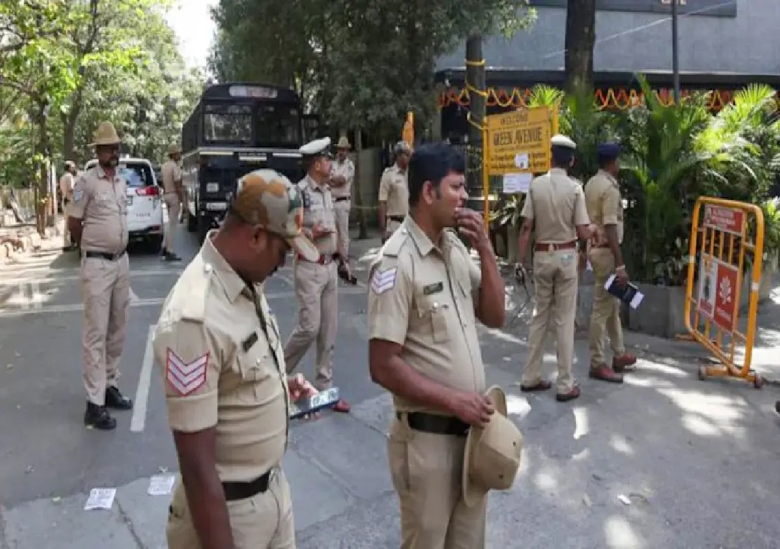 Bengaluru cop’s kind act for stranded bikers goes viral - News Karnataka