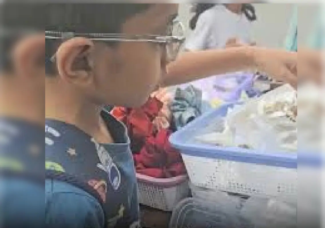 Boy buying birthday earrings for mother melts hearts online - News Karnataka