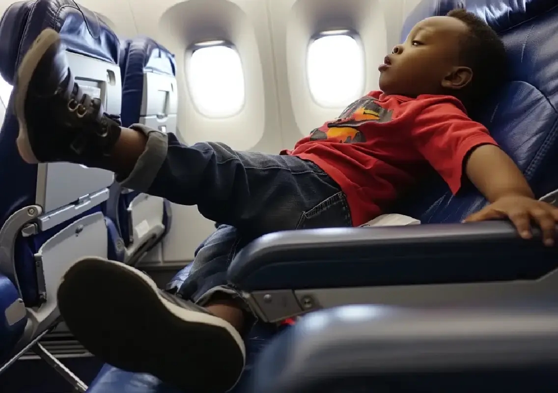 Calm words at 30,000 feet: How one passenger defused seat-kicking tension - News Karnataka