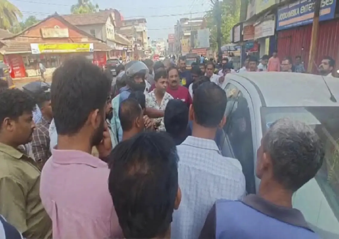 Car driver assaults couple after crash near Udupi circle: WATCH - News Karnataka