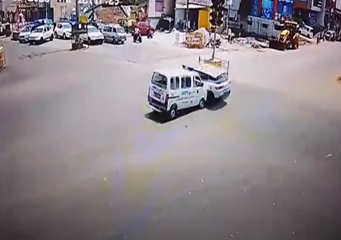 Car overturns after hitting ambulance in Shivamogga: WATCH - News Karnataka