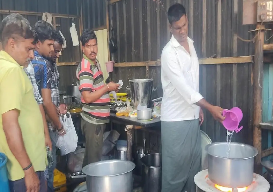 Chamundi Hill Dasoha Bhavan turns to firewood stoves amid LPG disruption - News Karnataka
