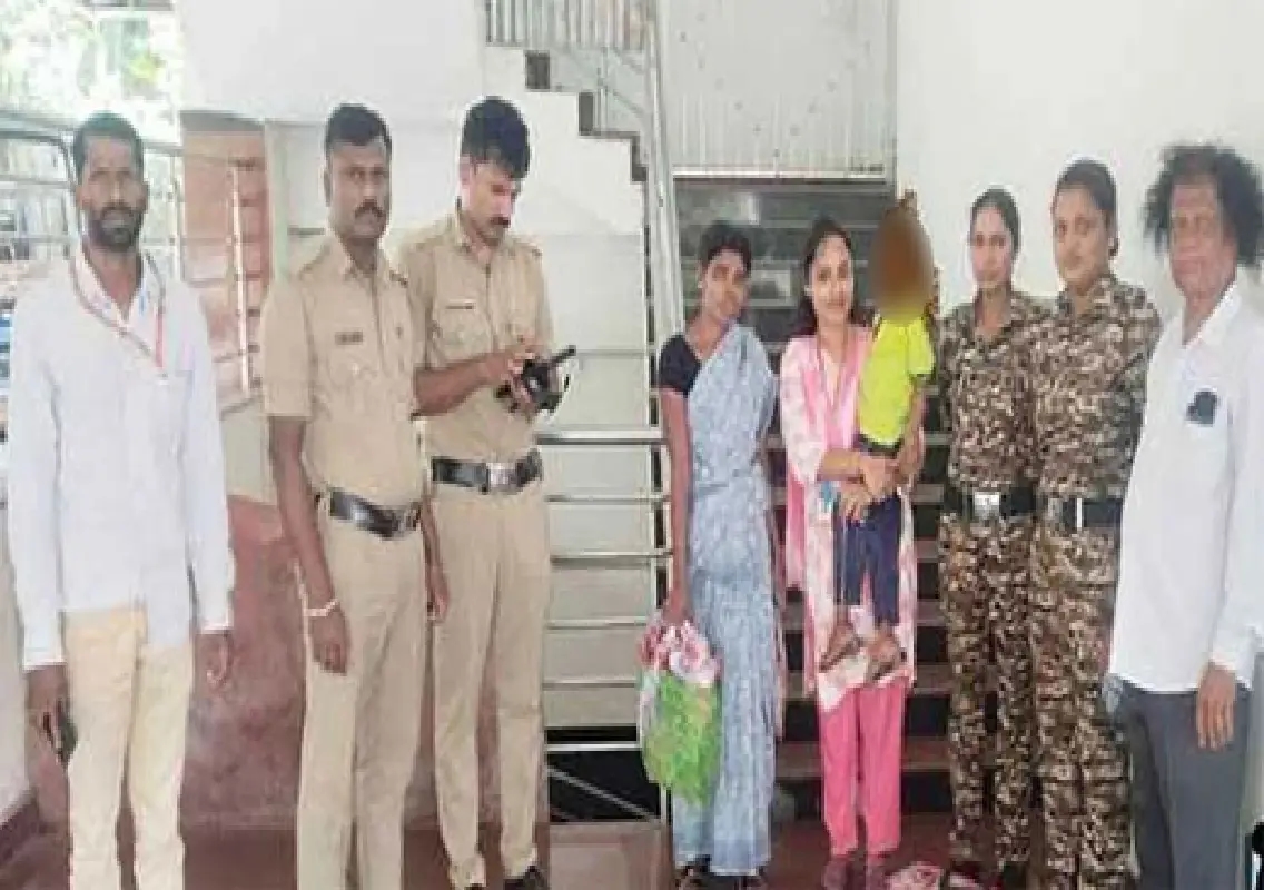 Child rescued from bus stand reunited with mother - News Karnataka
