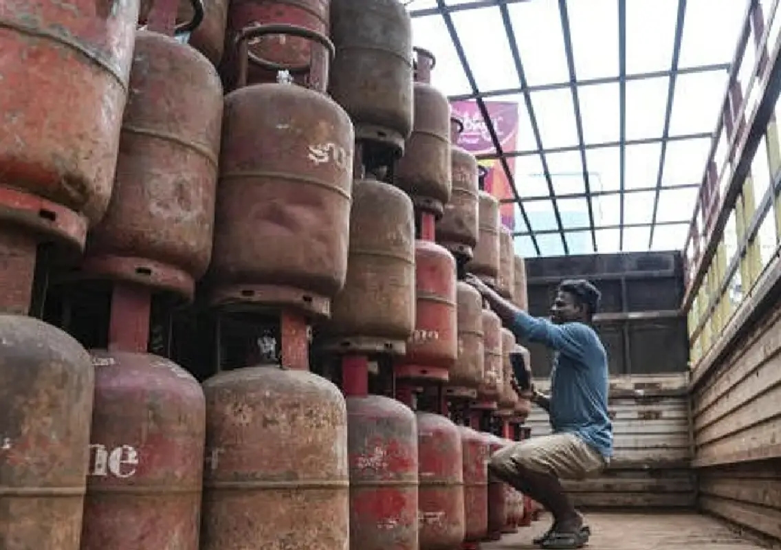 Commercial LPG prices hit ₹5,000 in black market amid supply crisis - News Karnataka