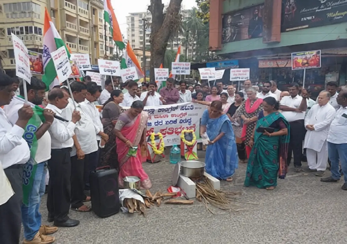 Congress protests LPG price hike in Udupi - News Karnataka