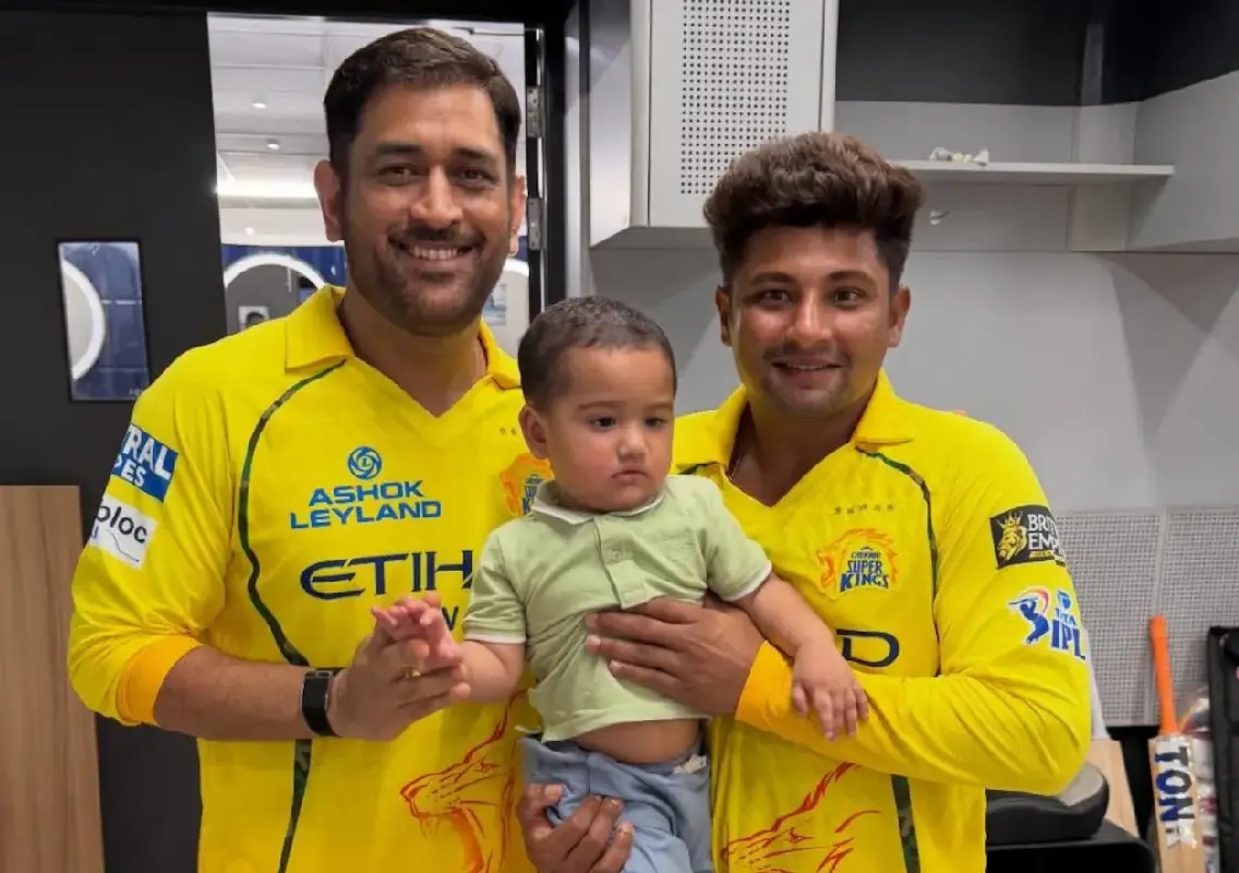 Dhoni’s sweet moment with teammate’s son wins hearts online - News Karnataka