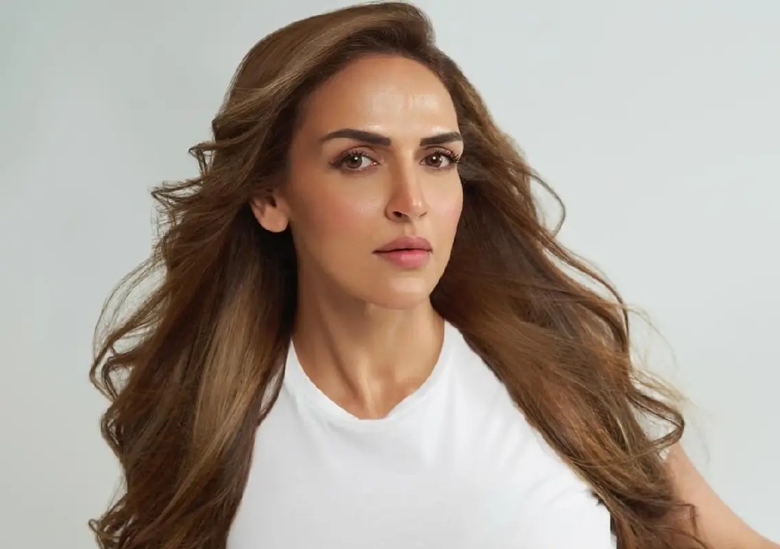 Esha Deol reacts as Dharmendra omitted from Oscars tribute - News Karnataka