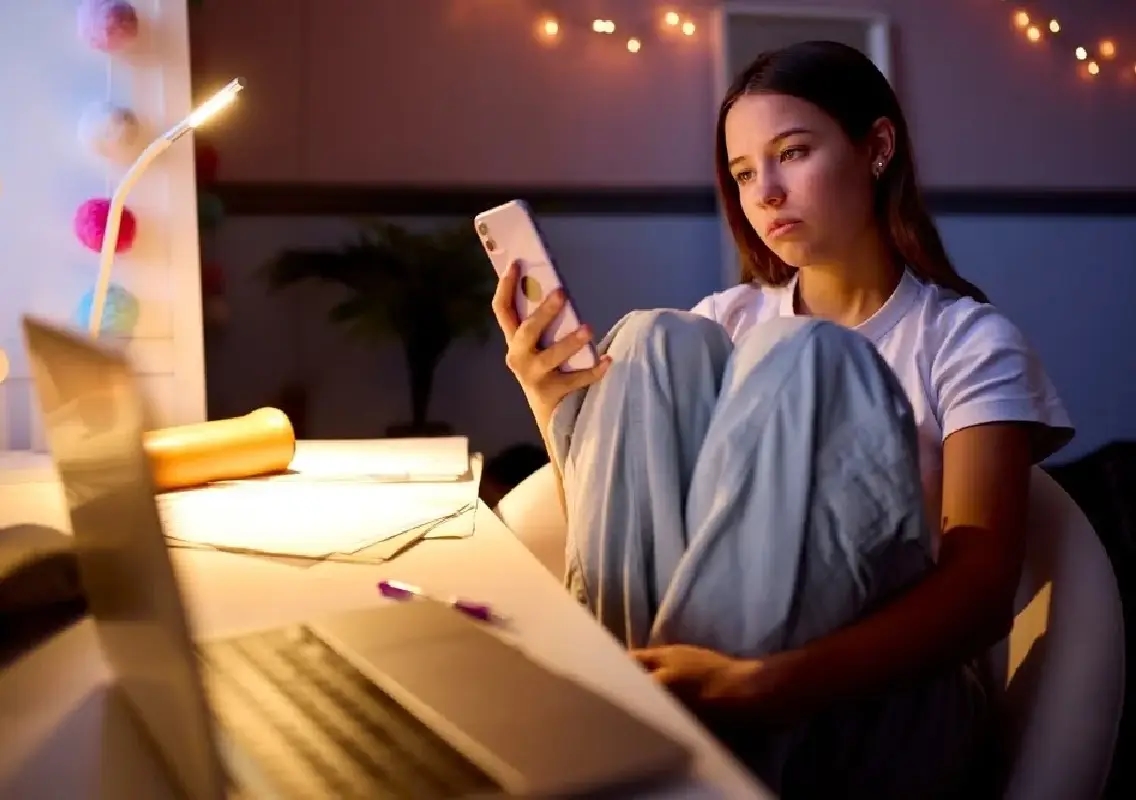 Excessive smartphone use linked to teen eating and body issues - News Karnataka