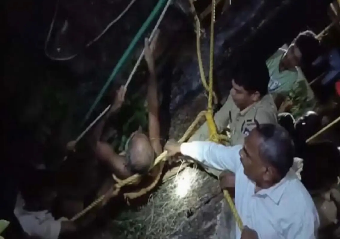 Fire personnel rescue man who fell into well in Udupi - News Karnataka
