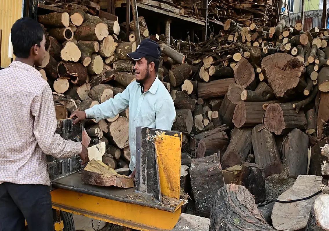 Firewood sales surge in Bengaluru amid commercial LPG shortage - News Karnataka