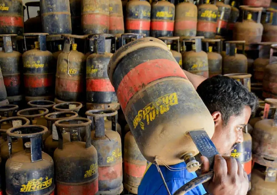 Gas cylinder delays continue despite easing LPG crisis - News Karnataka