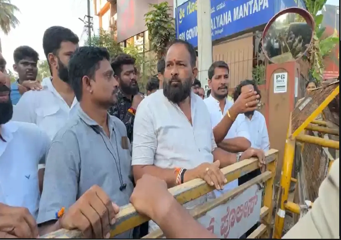 HJV activists detained during protest against church event: WATCH - News Karnataka
