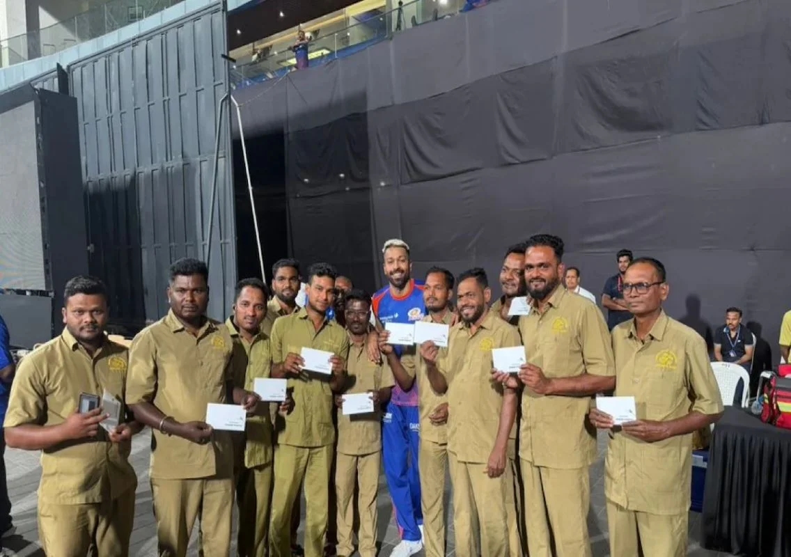 Hardik Pandya honours Wankhede ground staff - News Karnataka