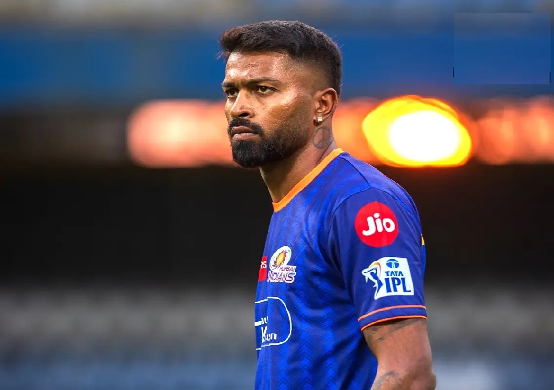 Hardik honours Wankhede groundsmen with heartfelt gesture - News Karnataka