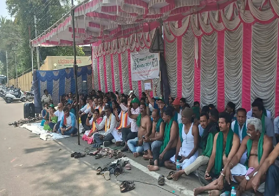 KSIC employees protest stadium plan at T Narsipur unit - News Karnataka
