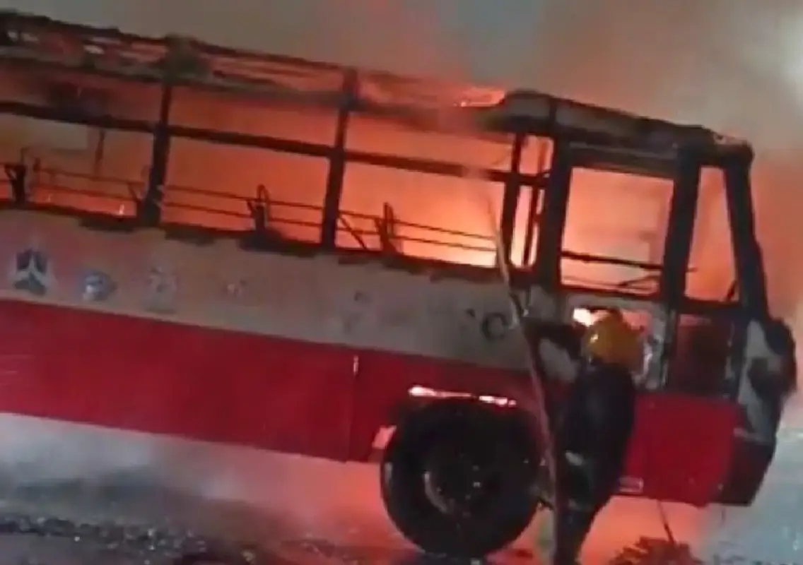 KSRTC bus catches fire near Lulu Mall, all passengers safe - News Karnataka