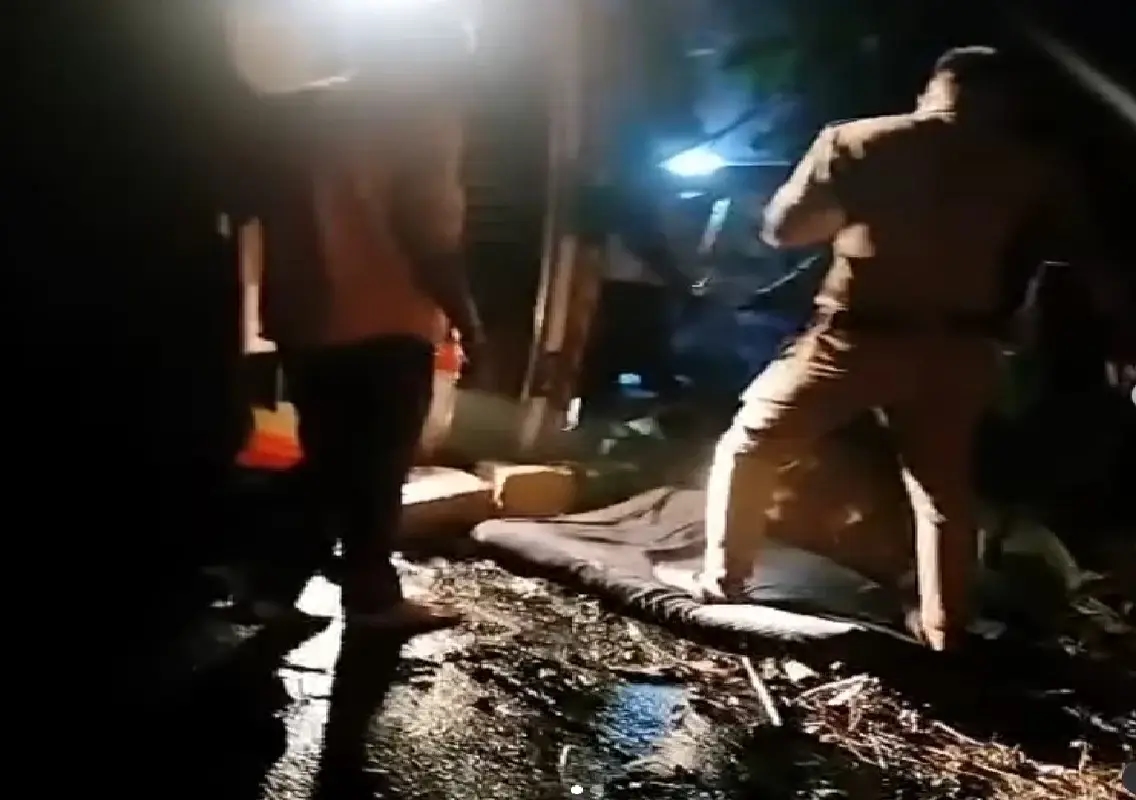 Lorry overturns in Mala Ghati, two injured - News Karnataka