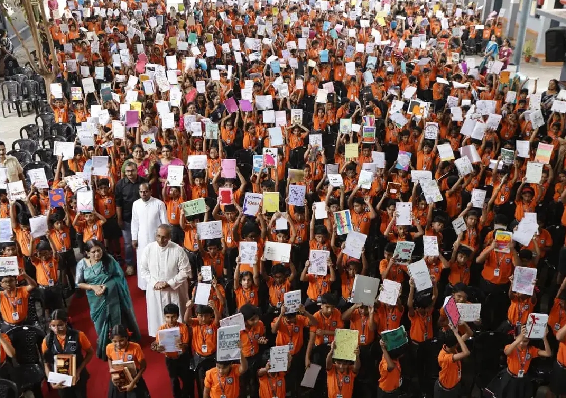 Loyola School Kozhikode students launch 1,000 handwritten books - News Karnataka