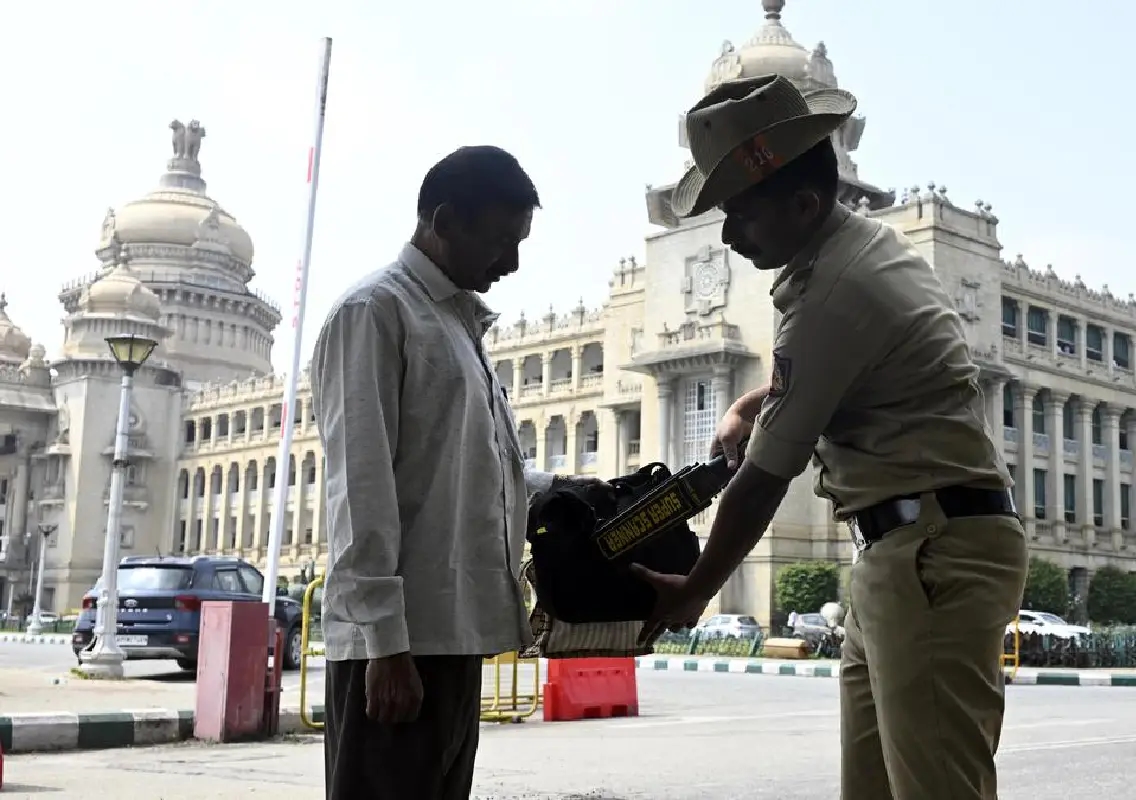Man caught with ₹6 lakh at Vidhana Soudha, later released - News Karnataka