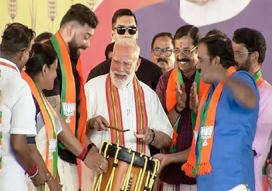 Modi plays chenda, ramps up campaign in Kerala: WATCH - News Karnataka