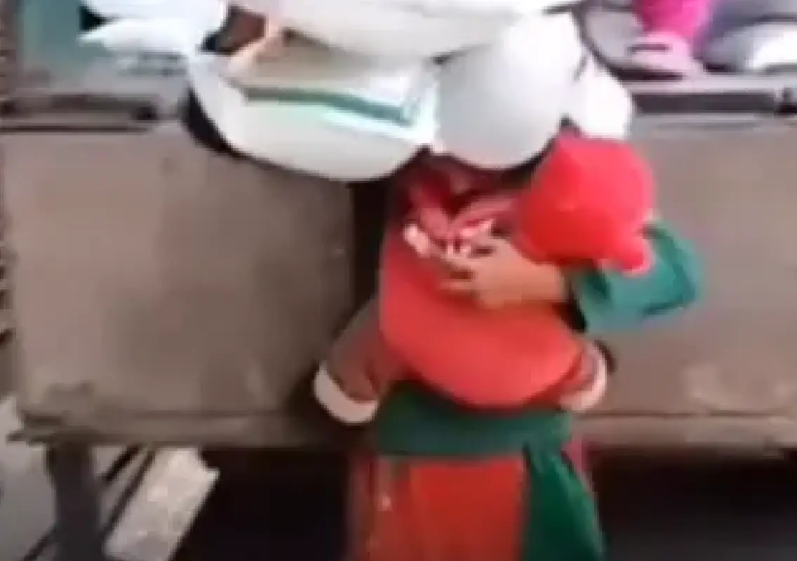 Mother carrying baby while lifting heavy sacks moves internet - News Karnataka