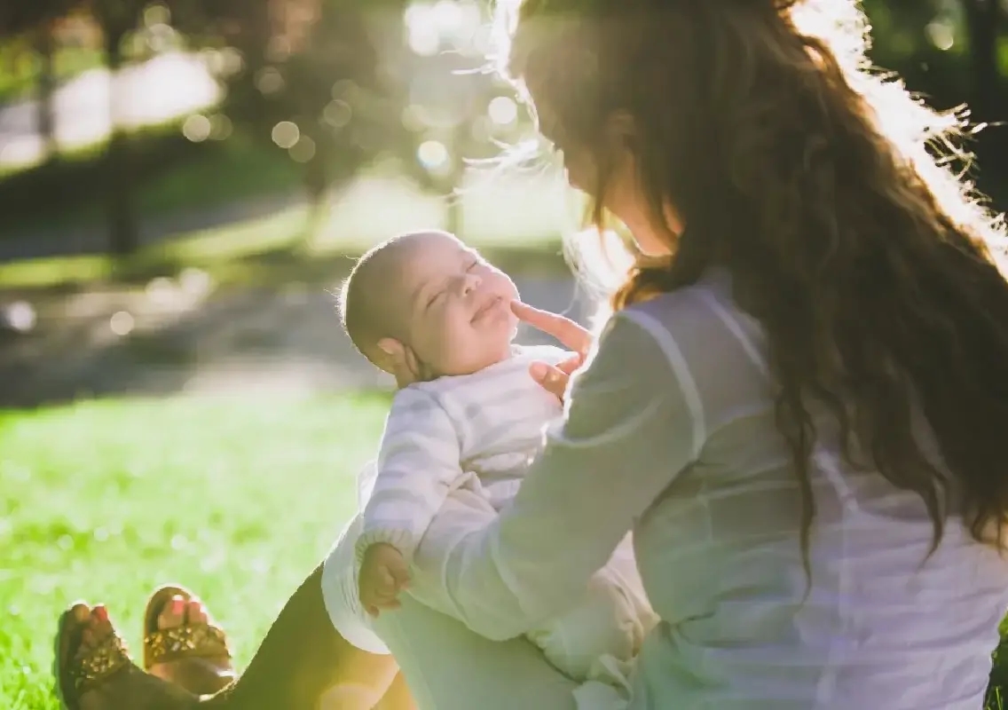 Mother’s emotional reunion with baby after conflict delays return - News Karnataka