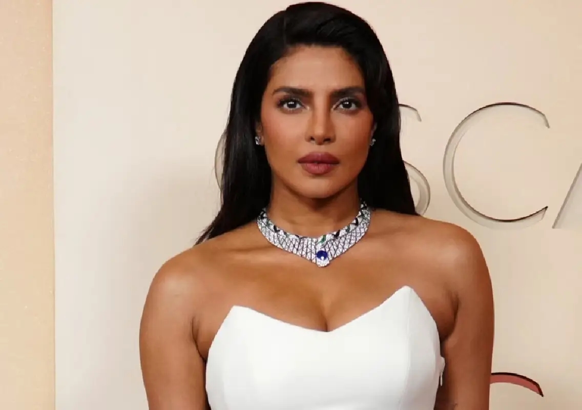 Priyanka Chopra presents Oscar as Javier Bardem says ‘No to war’ - News Karnataka