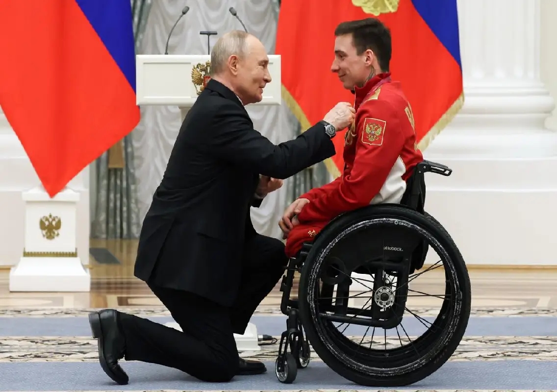 Putin kneels to honour Paralympic champion: WATCH - News Karnataka