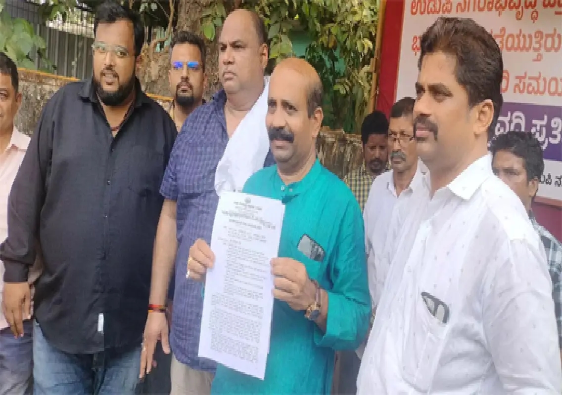 Raghupati Bhat ends protest after UUDA clears layout plan - News Karnataka