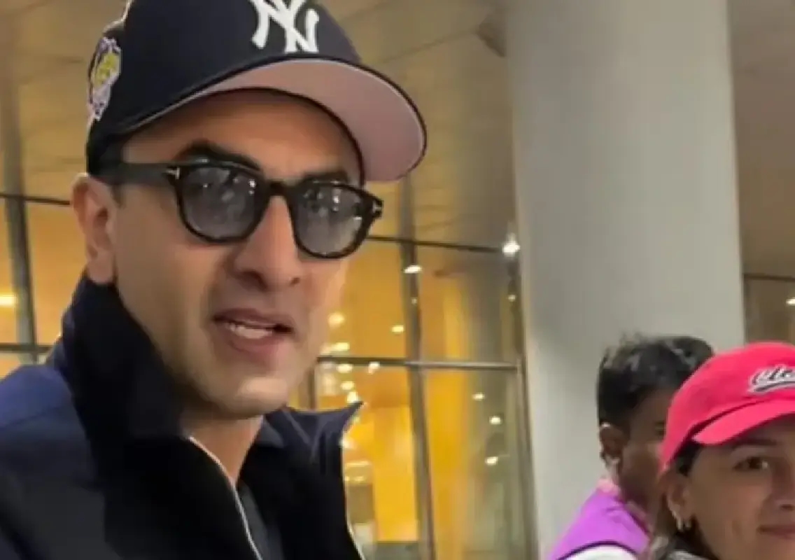 Ranbir Kapoor shields daughter Raha from paparazzi at airport - News Karnataka