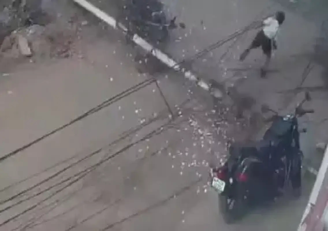 Schoolboy escapes as electric pole collapses in Ashok Nagar: WATCH - News Karnataka
