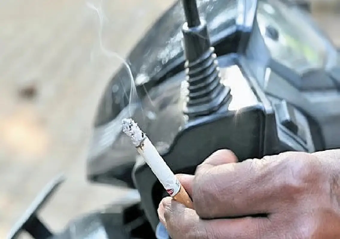 Smoking by motorists on Bengaluru roads raises legal grey area - News Karnataka