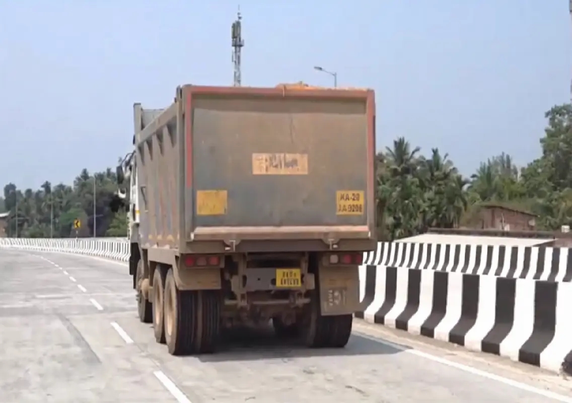 Tipper lorry spills soil on NH, motorists raise safety concerns: WATCH - News Karnataka