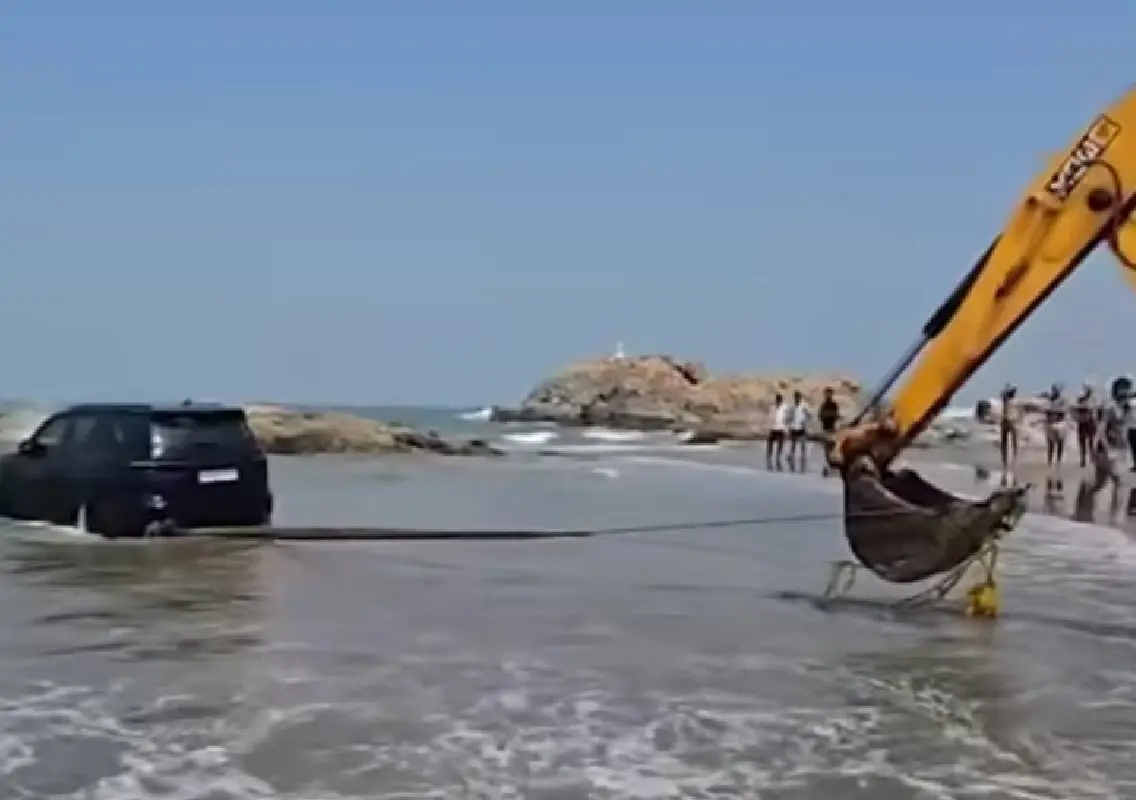 Tourist booked after SUV swept by waves on Vagator beach - News Karnataka