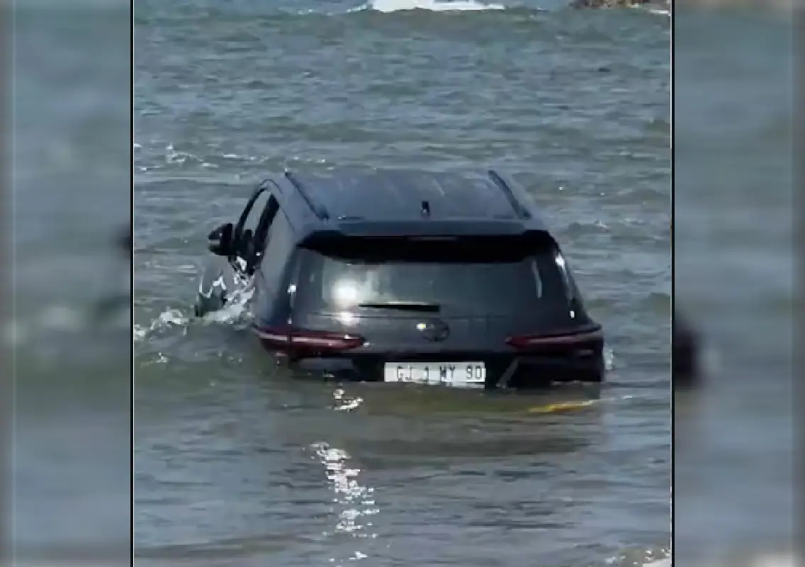 Tourists drive Fortuner into sea, SUV stuck on Goa beach: WATCH - News Karnataka