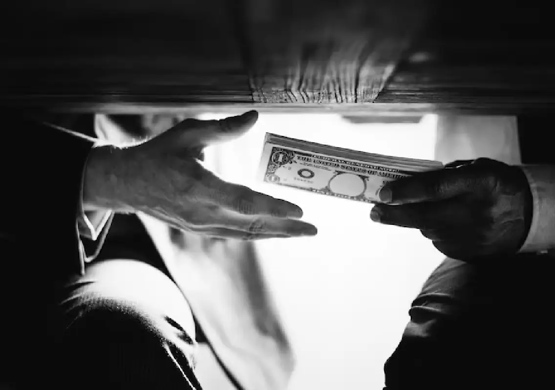 Tumakuru official caught taking ₹12,000 bribe in Lokayukta trap - News Karnataka