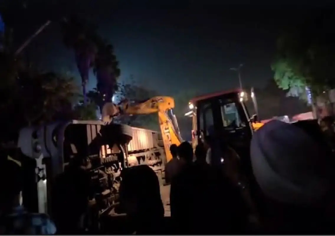 Two dead, 23 injured as bus overturns near Jhandewalan - News Karnataka