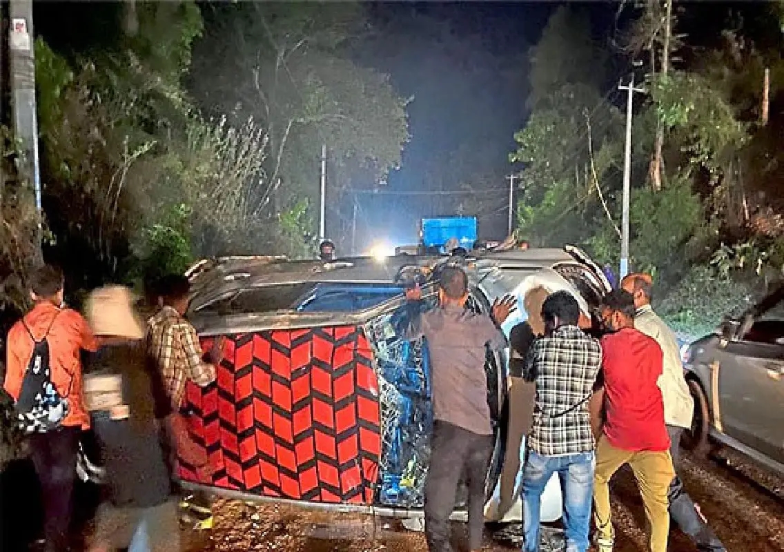 Two injured after car overturns on Mani–Mysuru highway - News Karnataka