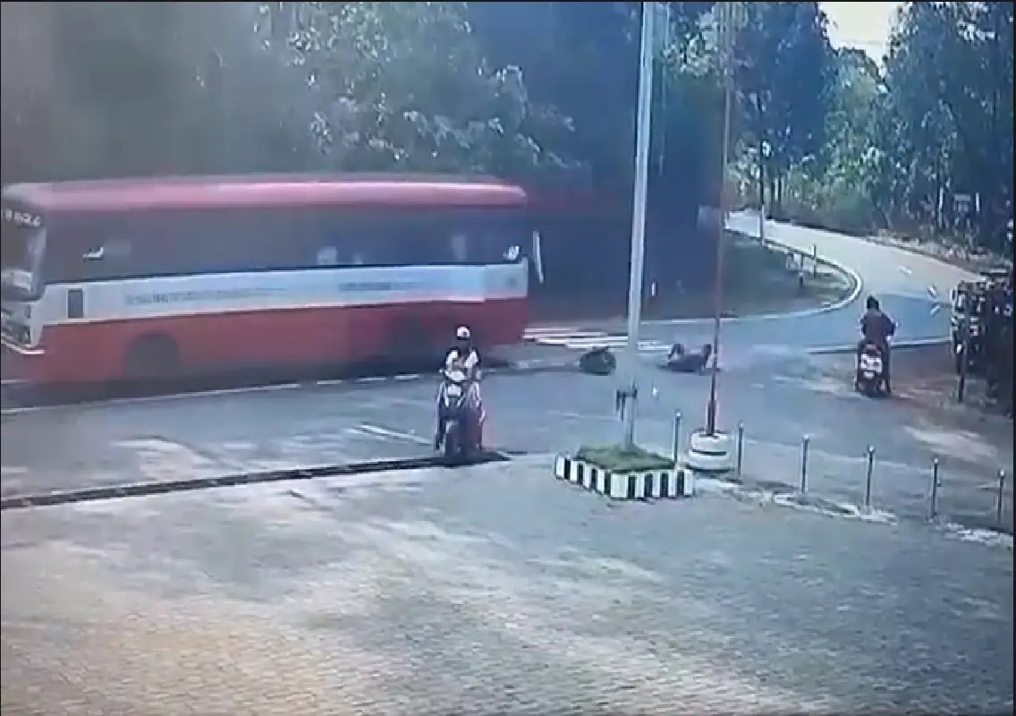 Two students fall from moving KSRTC bus in Mangaluru: WATCH - News Karnataka