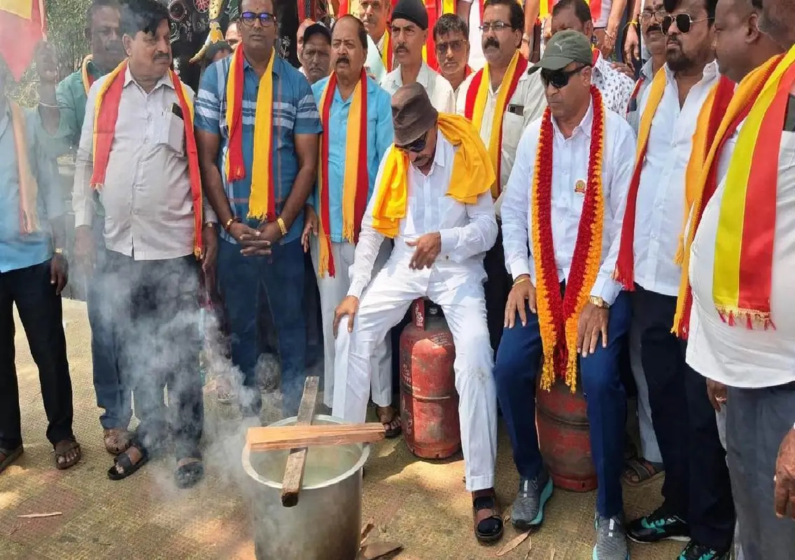 Vatal Nagaraj protests LPG shortage in Mysuru - News Karnataka
