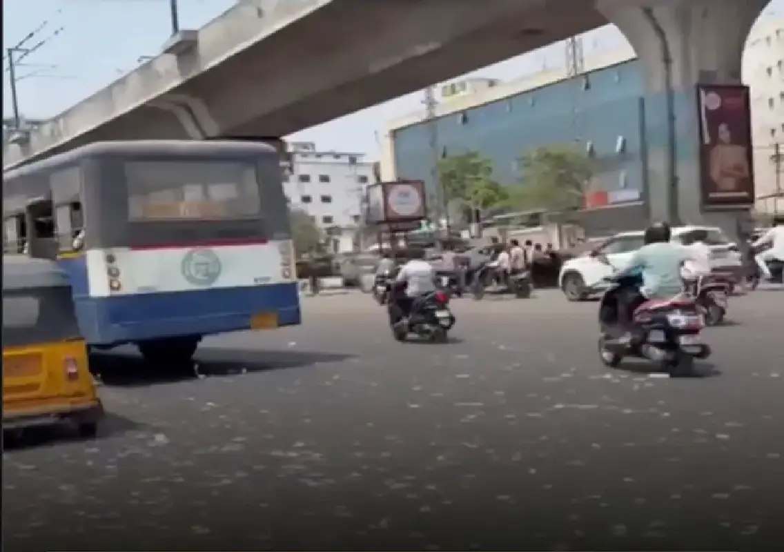 Viral video of students littering road after exam sparks debate: WATCH - News Karnataka