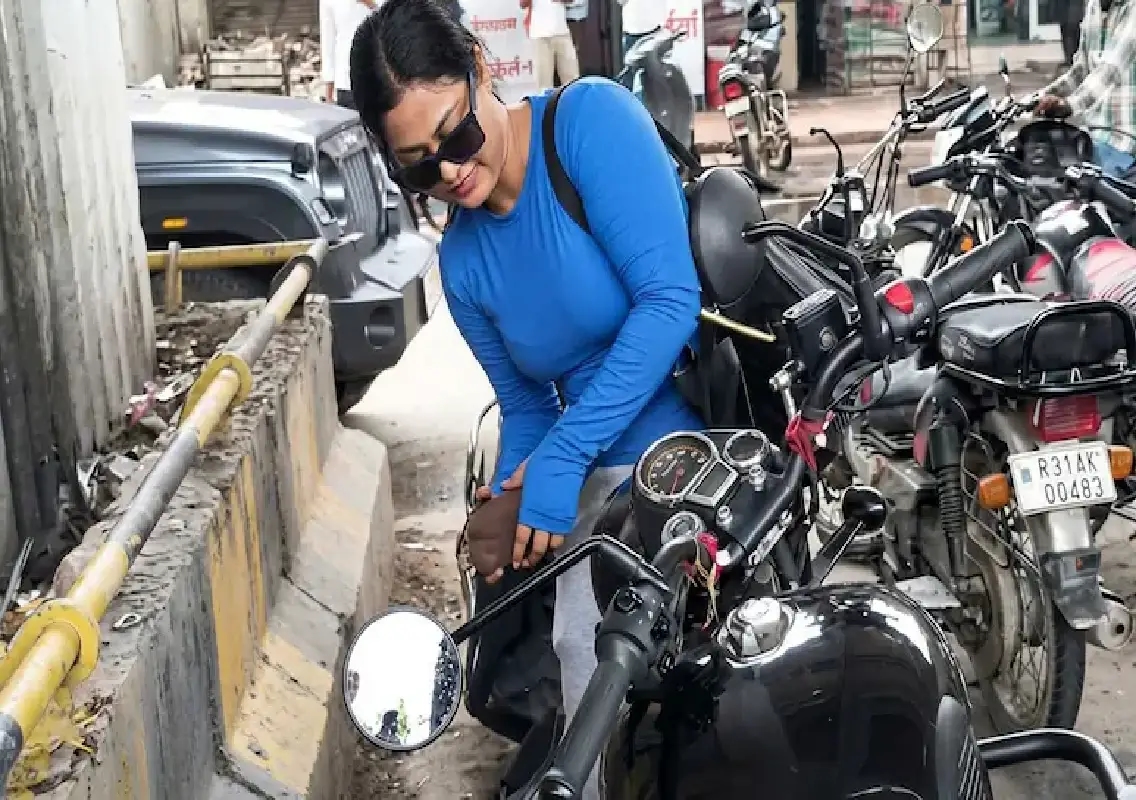 Woman damages bike after minor crash in Jaipur: WATCH - News Karnataka